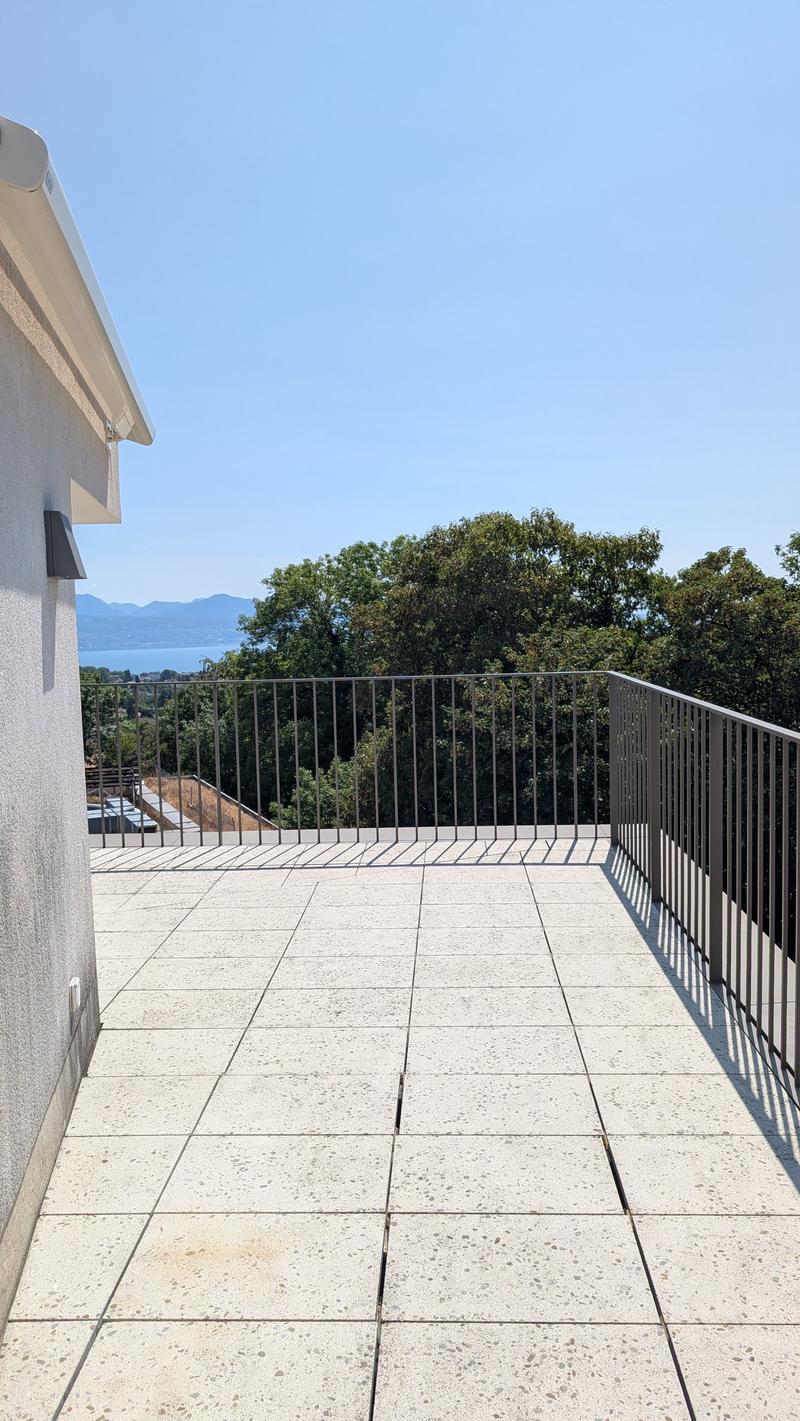 Bright 4-room apartment with balcony and lake and mountain views (6)