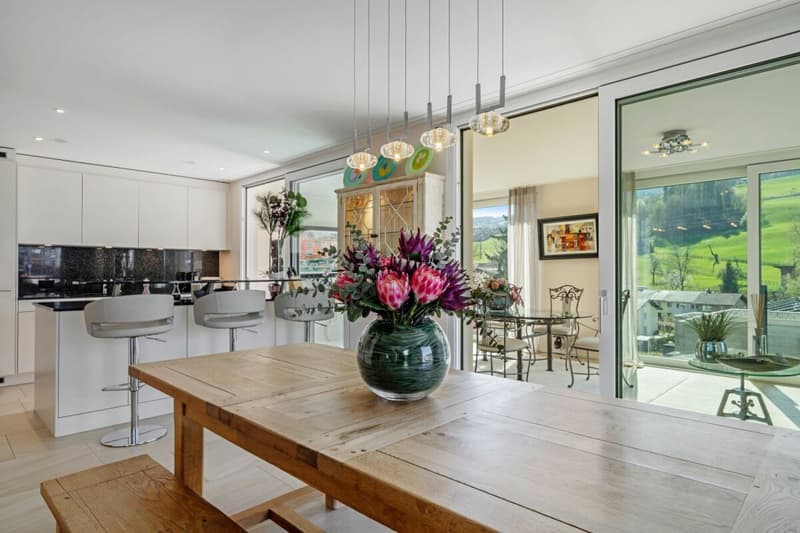A luxurious home on two levels - flooded with light and exceptionally spacious (2)