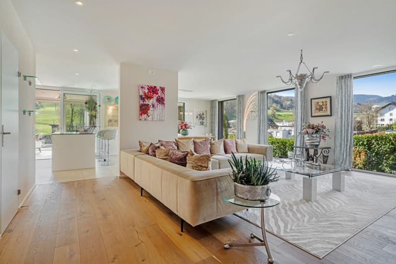 A luxurious home on two levels - flooded with light and exceptionally spacious (1)