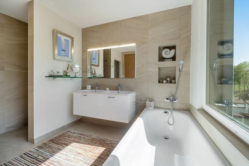 A luxurious home on two levels - flooded with light and exceptionally spacious (5)