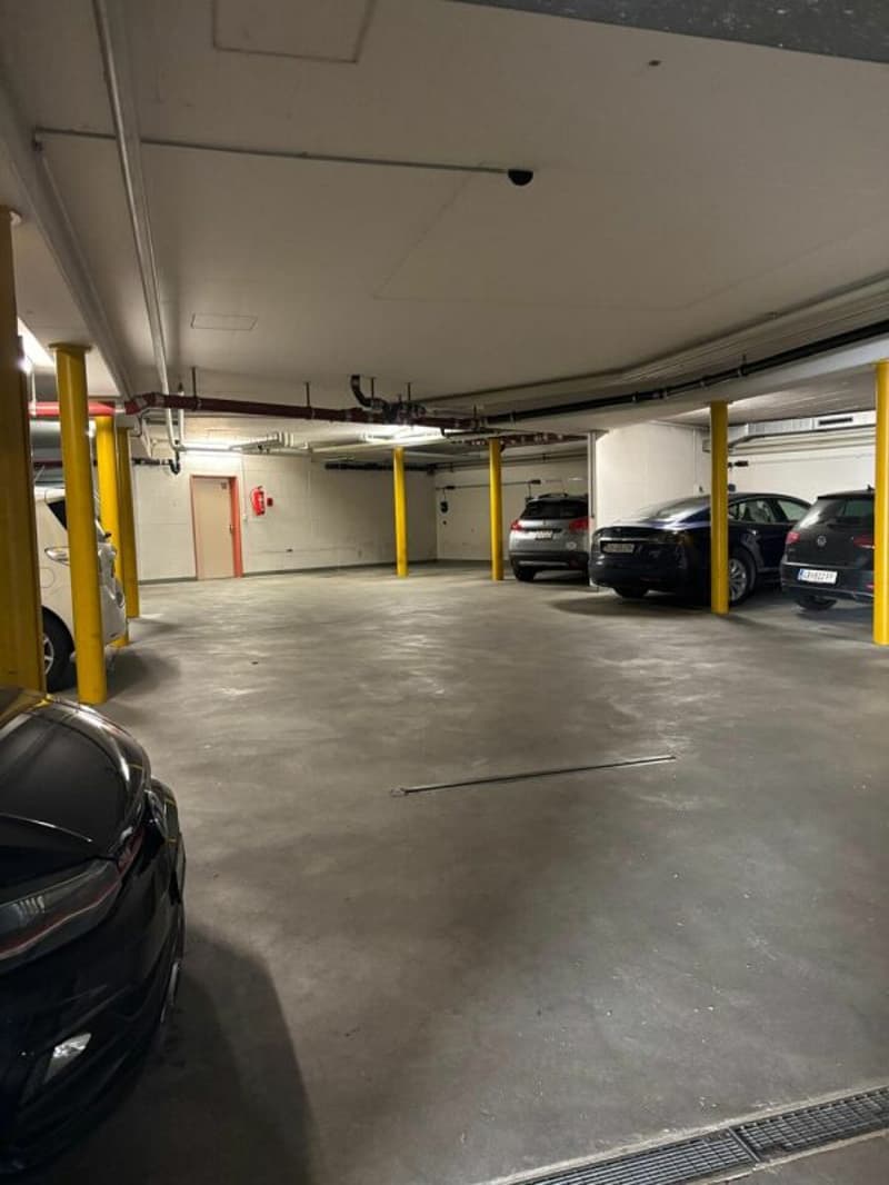 Tiefgaragenparkplatz mit Elektroanschluss in der Stadt Zürich (1)