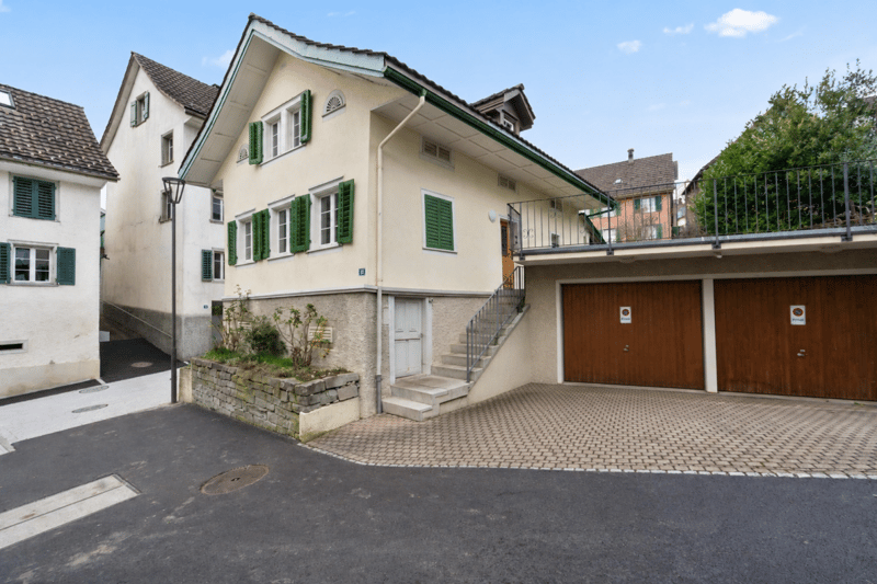 A gem in a prime location - including a rare double garage (2)