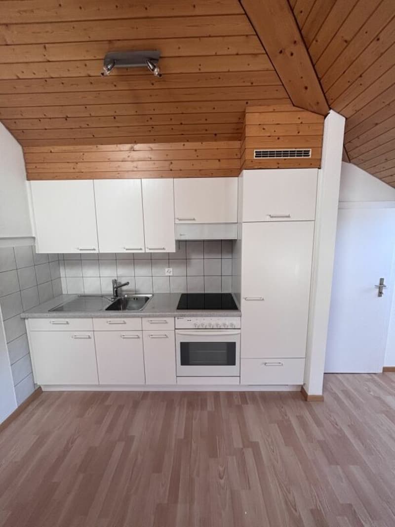 Schmucke 2-Zimmer-Dachwohnung in Bahnhofsnähe (3)