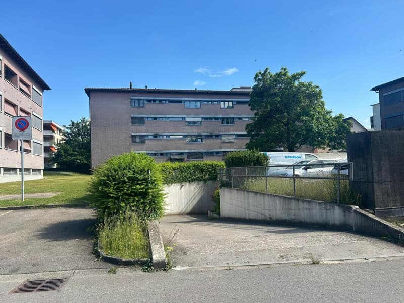 Einstellplätze und Aussenparkplätze zu vermieten (1)