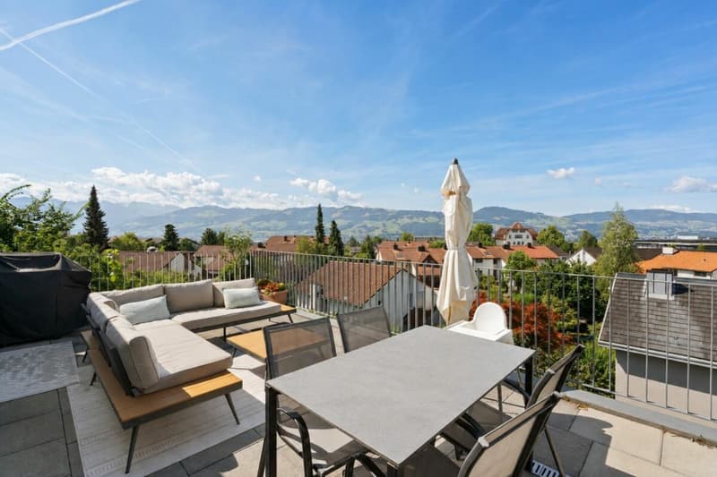 Grosszügige Attikawohnung mit sonniger Terrasse und Weitblick in Jona (1)