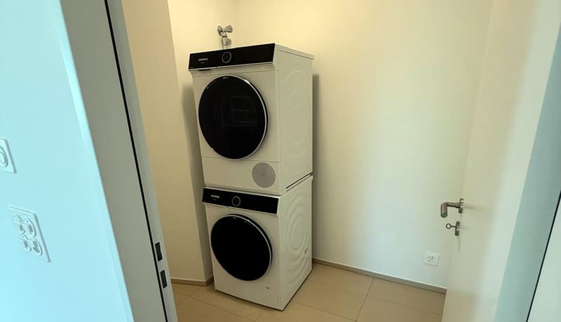 Waschmaschine und Tumbler von Siemens - 10 kg im eigenen Reduit