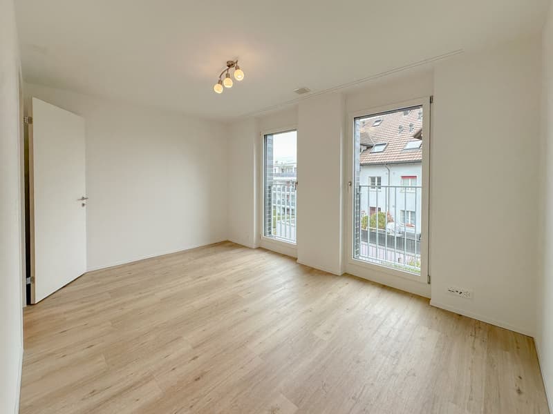 empty room, hardwood floors, sliding glass doors, balcony