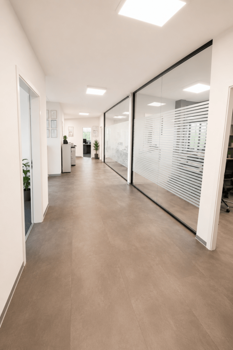 Office with showcase - 14 m² - Rte des Arsenaux (2)