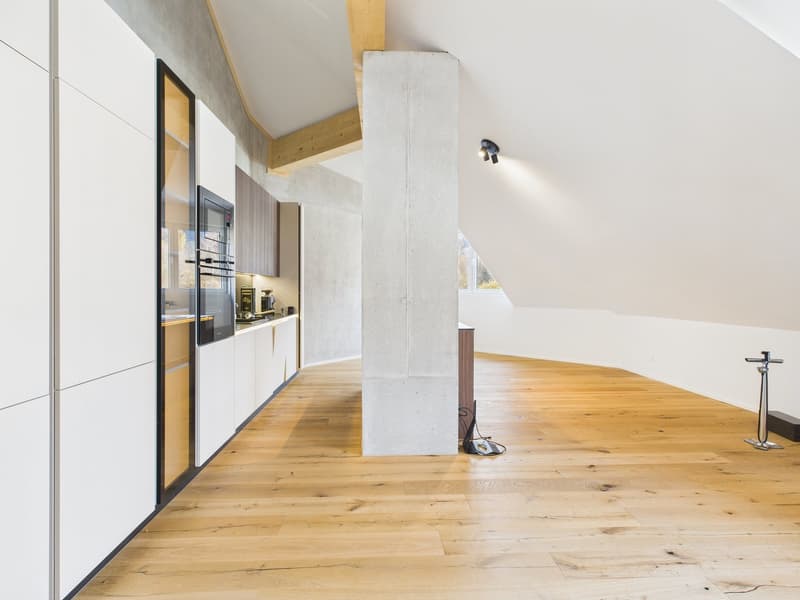 Moderne 3.5-Zimmer-Dachwohnung in zentraler Lage von Glarus (2)