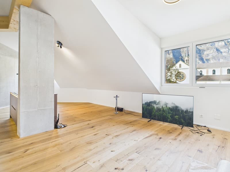 Moderne 3.5-Zimmer-Dachwohnung in zentraler Lage von Glarus (4)