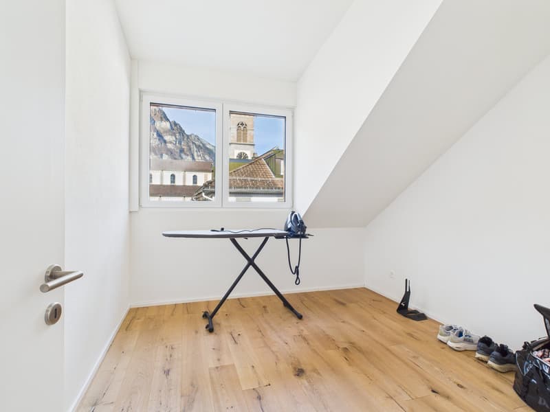 Moderne 3.5-Zimmer-Dachwohnung in zentraler Lage von Glarus (7)