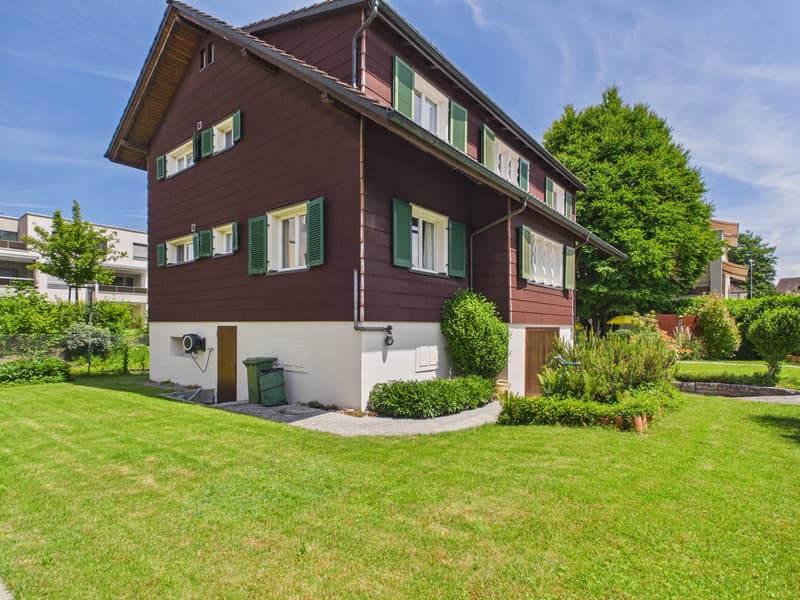 Attraktives Zweifamilienhaus an zentraler Lage (1)