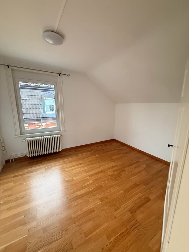 Charmant appartement de 4,5 pièces en mansarde à Wittenbach (4)