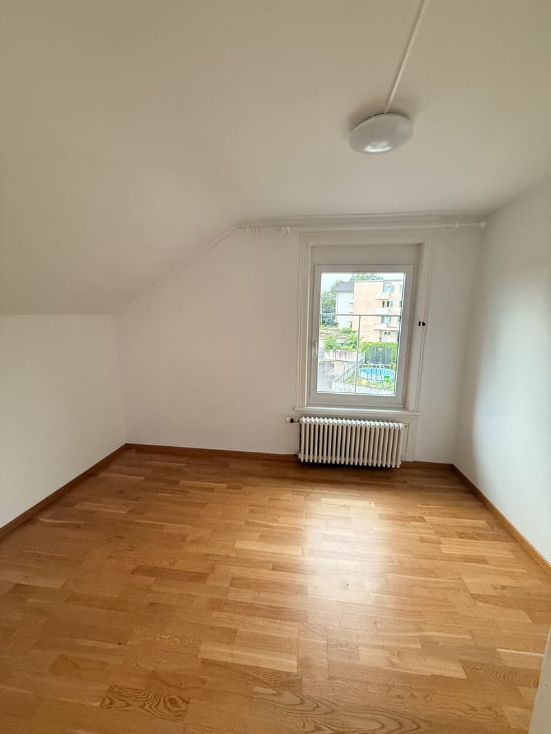 Charmant appartement de 4,5 pièces en mansarde à Wittenbach (5)