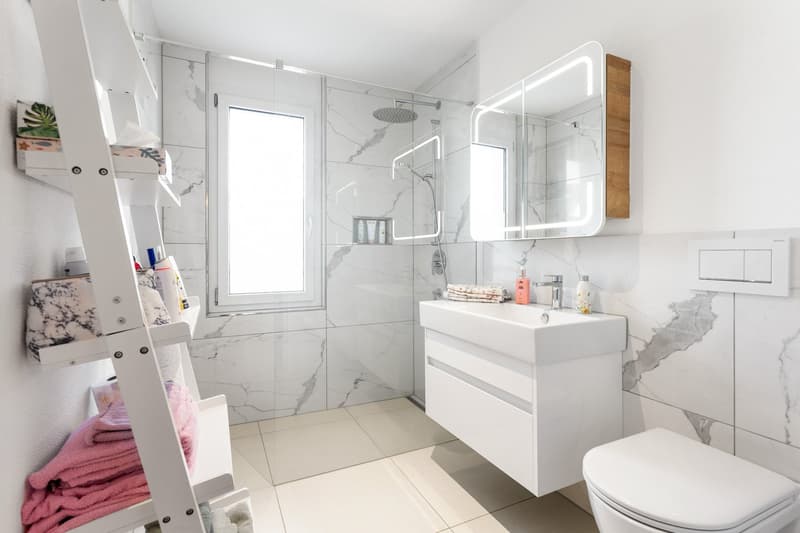 Newly valued 4.5-room apartment with large balcony and beautiful view in Zuben (9)