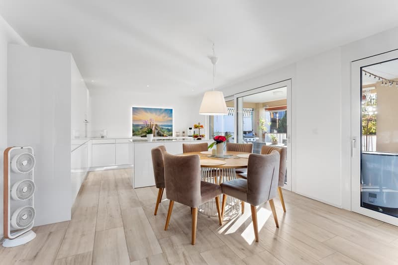 Newly valued 4.5-room apartment with large balcony and beautiful view in Zuben (3)