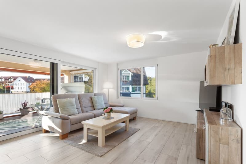 Newly valued 4.5-room apartment with large balcony and beautiful view in Zuben (2)