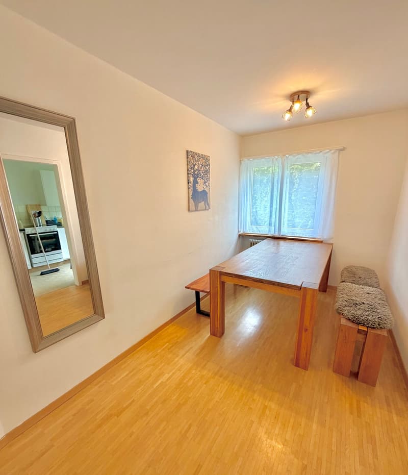 Grosses Zimmer ruhig gelegen mit gutem ÖV Anschluss =) (2)