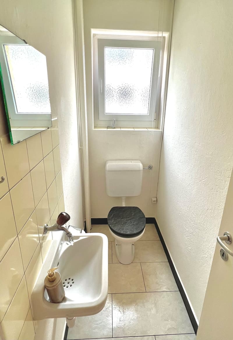 Grosses Zimmer ruhig gelegen mit gutem ÖV Anschluss =) (6)