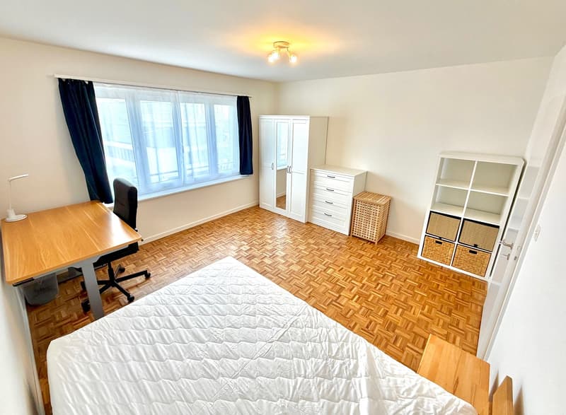 Grosses Zimmer ruhig gelegen mit gutem ÖV Anschluss =) (1)