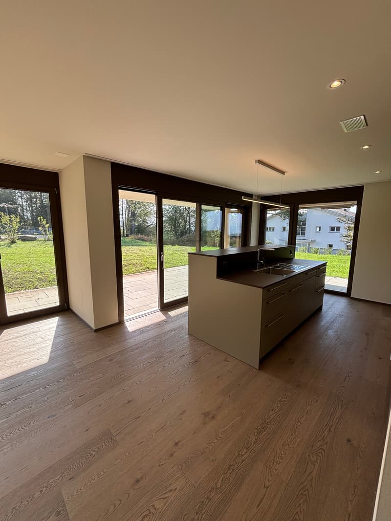 ERSTVERMIETUNG Sommerparadies: 3.5 Zimmer-Wohnung mit 515m2 Garten (5)