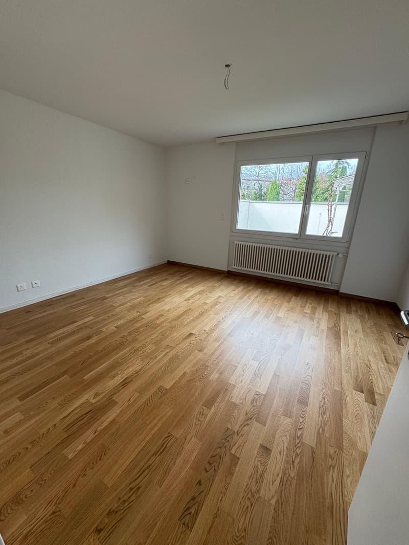 empty room, hardwood floor, white walls, windows, power outlets