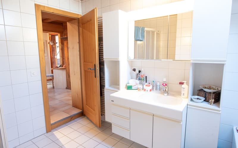 Stöckli mit Laden, Wohnung und Ausbaumöglichkeit (10)