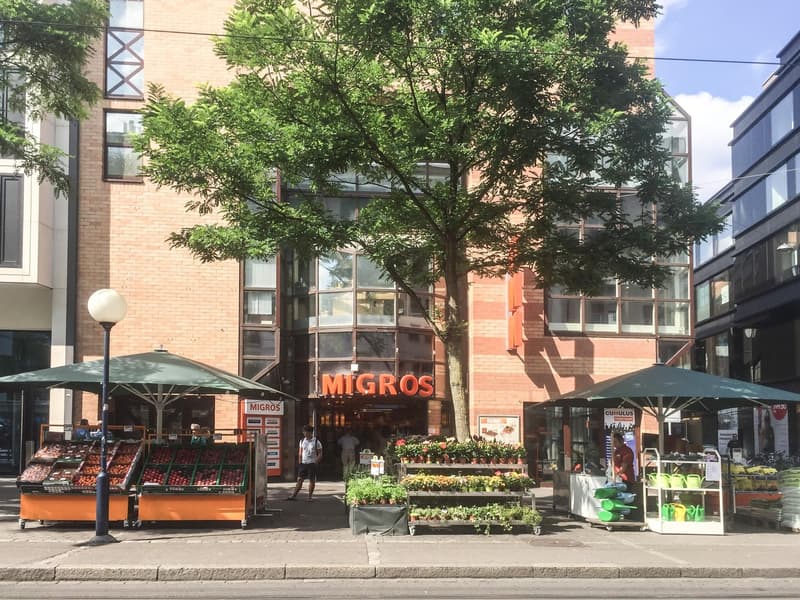 Unità commerciale con 400m² di spazio nel Shopping Center - Migros Claramarkt (1)