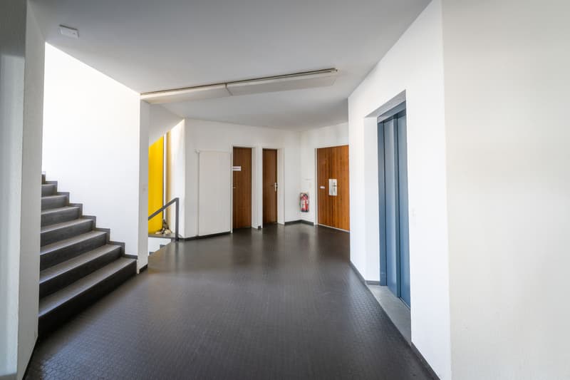 Espace de bureau ou de pratique aménagé au rez-de-chaussée (2)