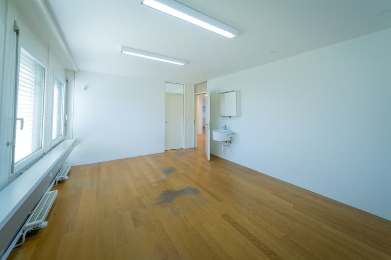 Espace de bureau ou de pratique aménagé au rez-de-chaussée (7)