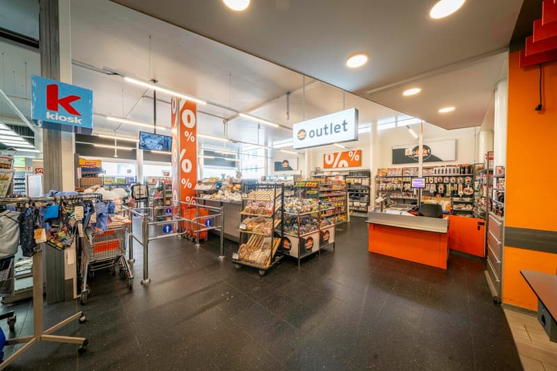 Attraktive Ladenfläche mit grossem Schaufenster bei Migros (2)