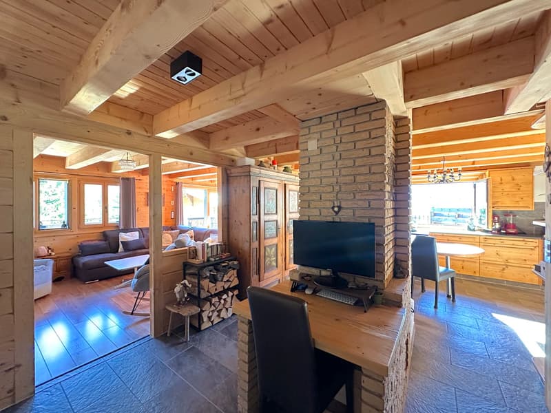 wooden cabin, fireplace, flatscreen TV, dining table, kitchen, living room
