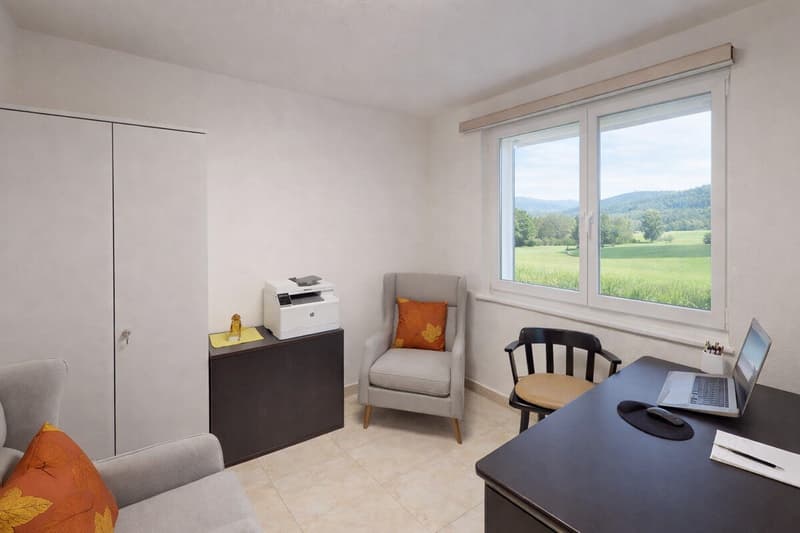 Helles Arbeitszimmer mit Aussicht