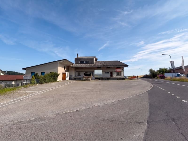 A proximité de la gare de Chénens (FR)