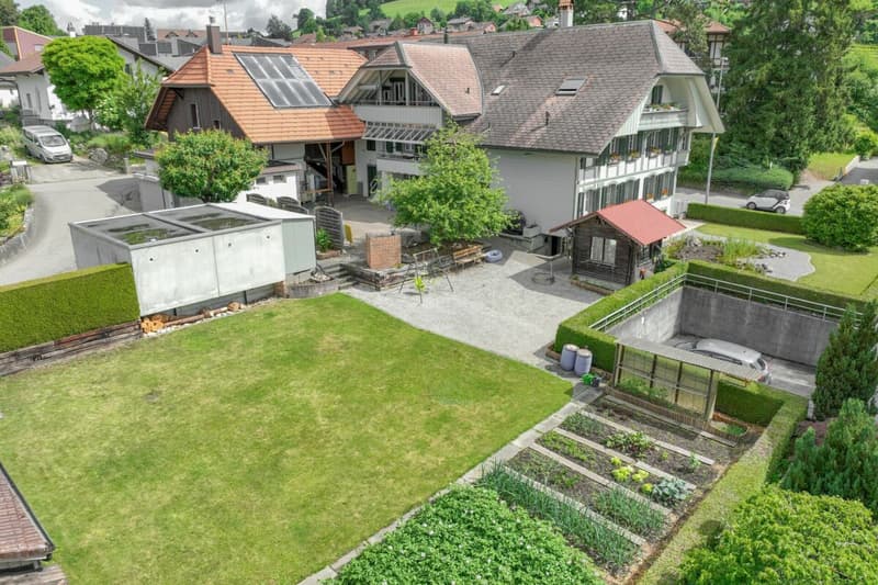 Historic Bernese farmhouse with four apartments and commercial space (2)