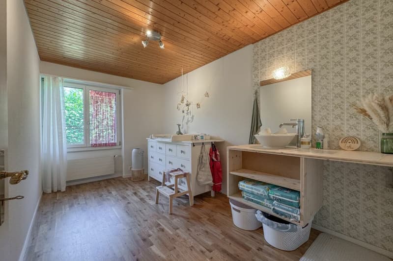 Lage, Grösse, Potenzial: attraktives Familienzuhause mit Pool und Bergsicht (11)