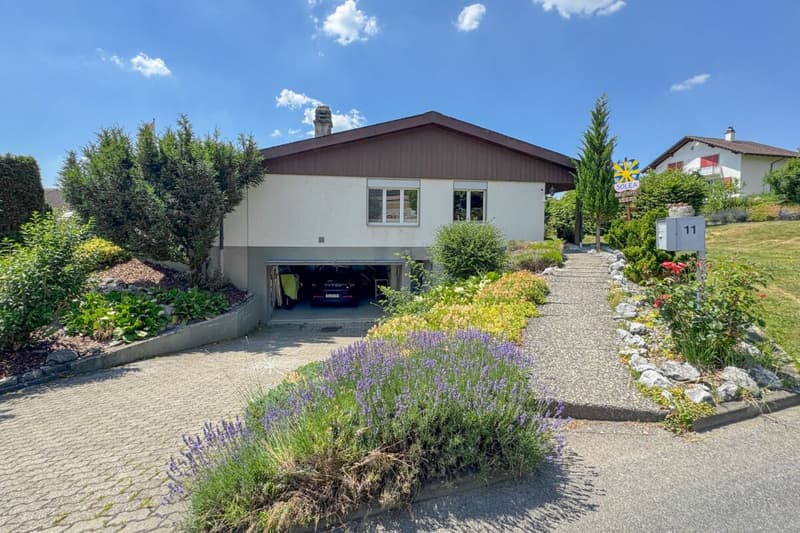 Lage, Grösse, Potenzial: attraktives Familienzuhause mit Pool und Bergsicht (2)