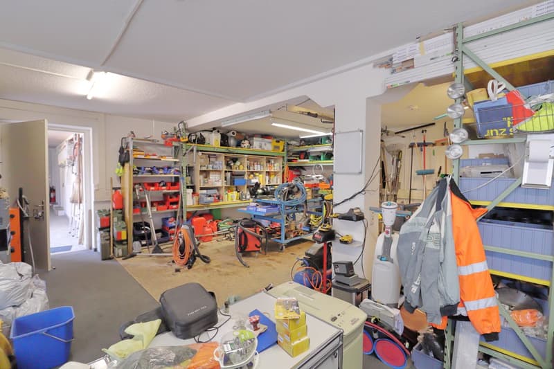 Büro und Magazin, Parkplätze verfügbar (3)