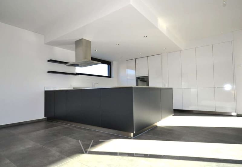 Appartement spacieux de 4,5 pièces avec terrasse à proximité du golf et du lac (9)