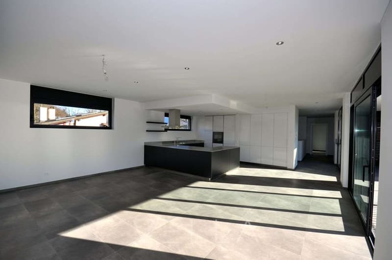 Appartement spacieux de 4,5 pièces avec terrasse à proximité du golf et du lac (12)