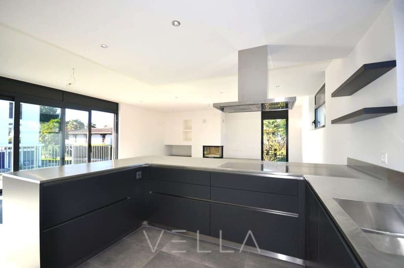 Spacious 4.5-room apartment with terrace near golf course and lake (8)