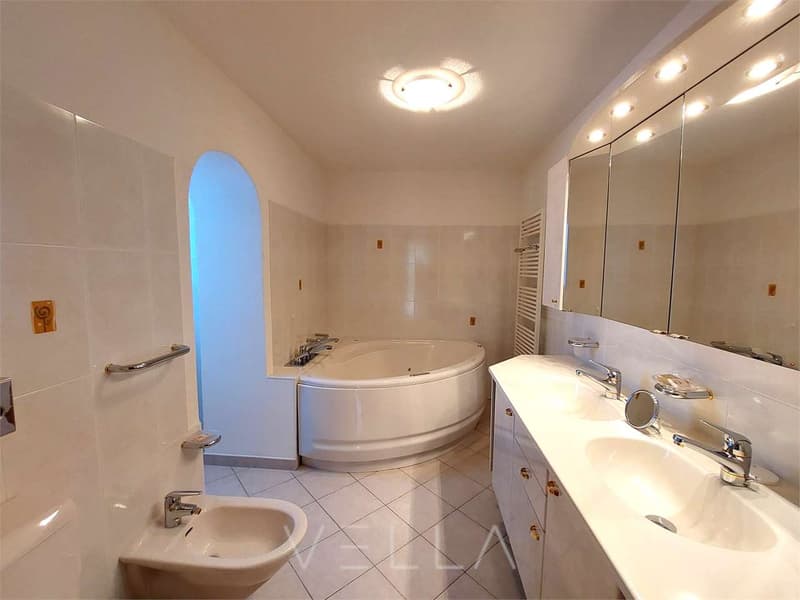 Bagno padronale con vasca jacuzzi