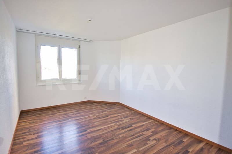 Beautiful 3.5 room apartment with large balcony, elevator, and underground parking in Neudorf (9)
