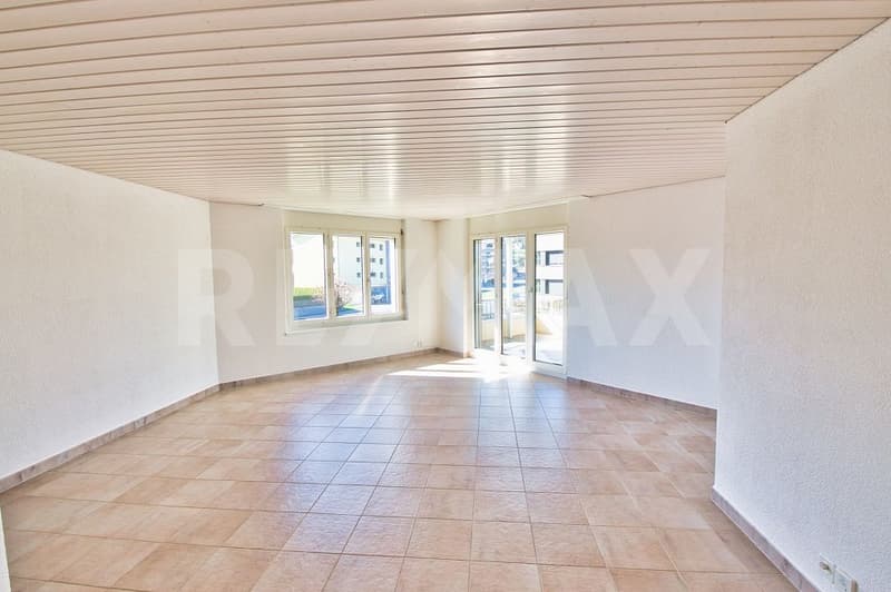 Beautiful 3.5 room apartment with large balcony, elevator, and underground parking in Neudorf (3)