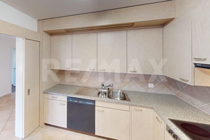 Beautiful 3.5 room apartment with large balcony, elevator, and underground parking in Neudorf (4)