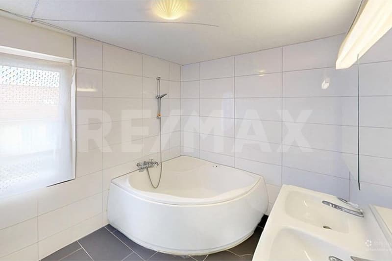 Discover a Charming and Family-Friendly Semi-Detached House! (6)