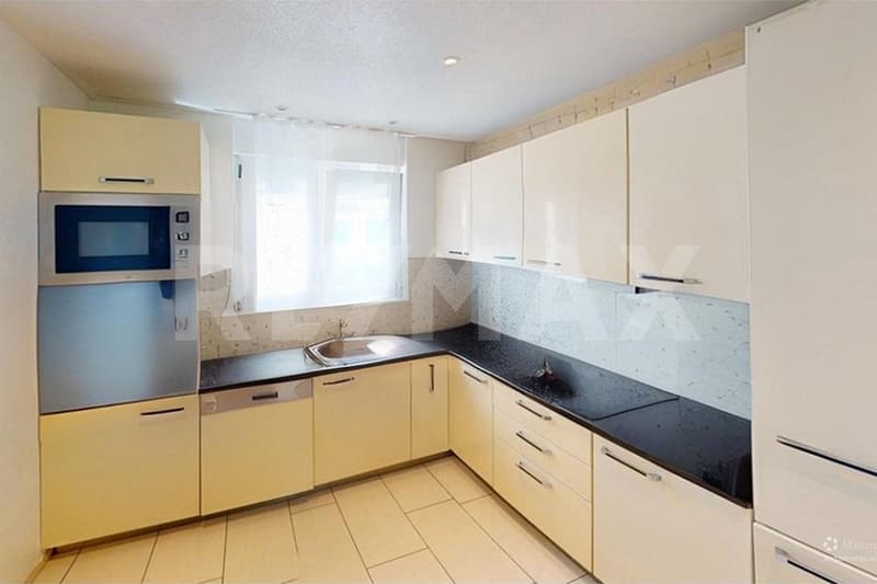 Discover a Charming and Family-Friendly Semi-Detached House! (4)