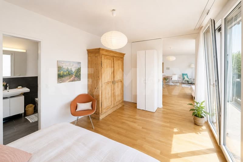 Appartement moderne 2.5 pièces en attique avec grande terrasse ensoleillée et vue panoramique (7)
