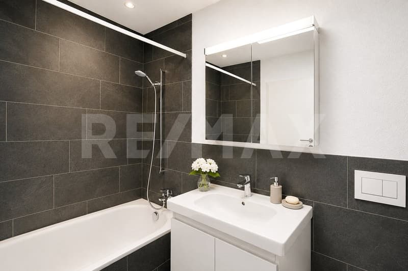 Appartement moderne 2.5 pièces en attique avec grande terrasse ensoleillée et vue panoramique (8)