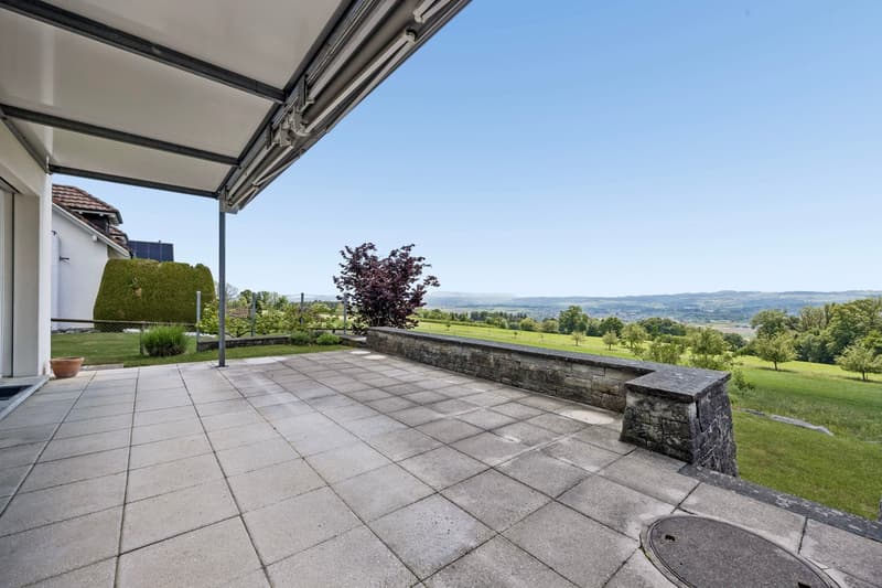 Family idyll with panorama and sustainable energy supply (6)